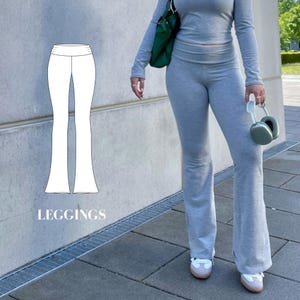 Könnte beinhalten: Eine weiße Linienzeichnung von ausgestellten Leggings auf grauem Hintergrund. Eine Person trägt graue, ausgestellte Leggings und ein graues Langarmshirt. Die Person steht auf einem Bürgersteig.
