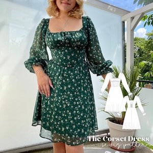 Könnte beinhalten: Ein grünes Kleid mit floralem Muster, quadratischem Ausschnitt und langen, transparenten Ärmeln. Das Kleid hat ein eng anliegendes Oberteil und einen ausgestellten Rock. Der Text "The Corset Dress sewing pattern" ist unten im Bild zu sehen.