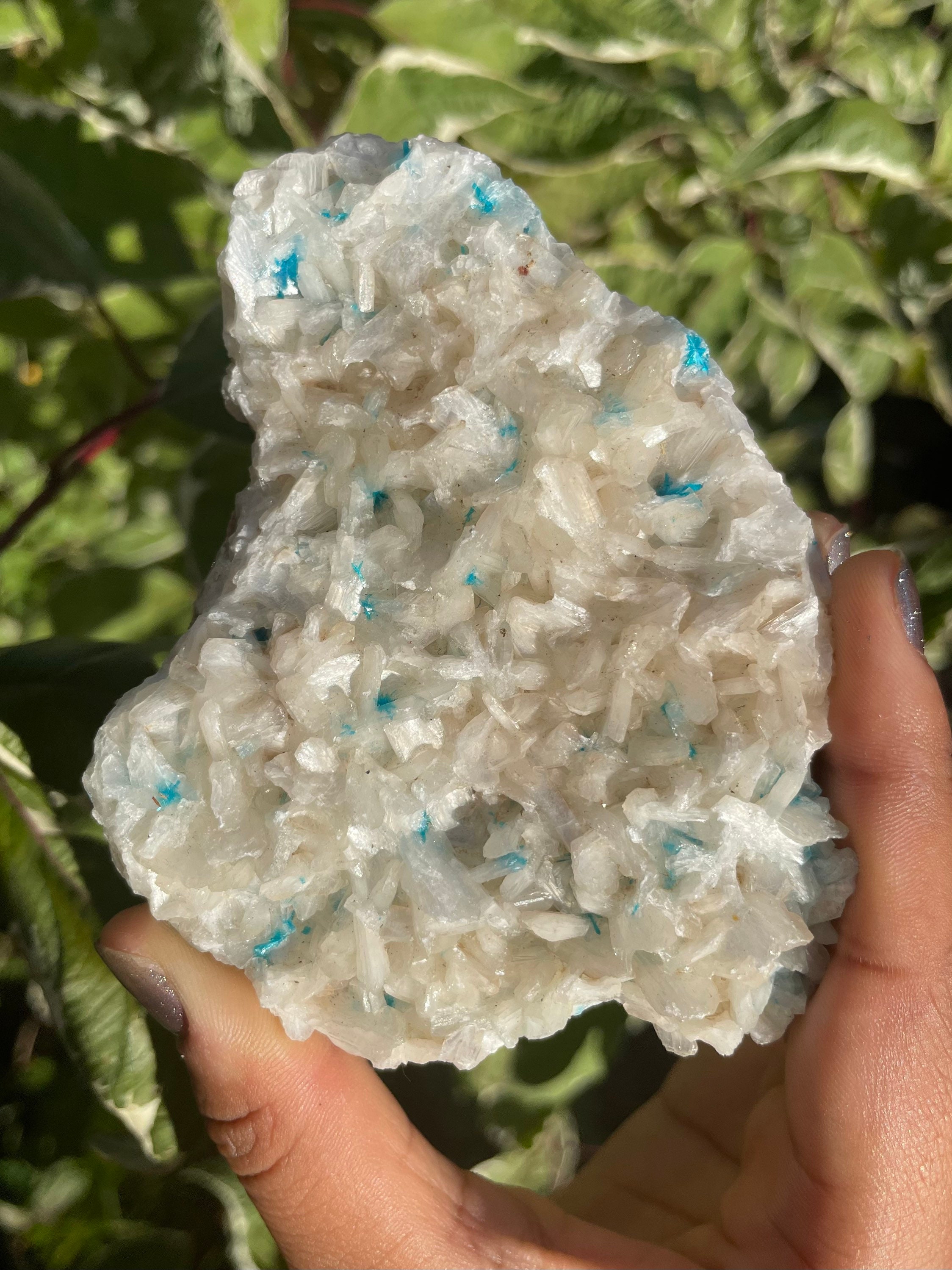 スティルバイト標本に載った自立型希少カバンサイト、天然鉱物