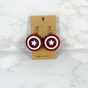 キャプテン・アメリカのシールド - スーパーヒーロー アベンジャーズにインスパイアされたアクリル ダングル イヤリング