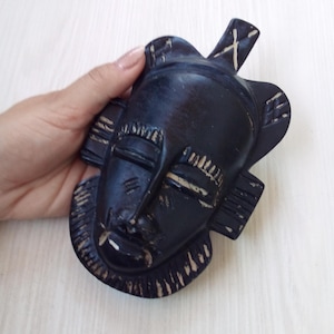 Decorazione da parete con maschera tribale africana – Arte del viso in legno intagliato a mano – Decorazione etnica per la casa – Idea regalo unica fatta a mano