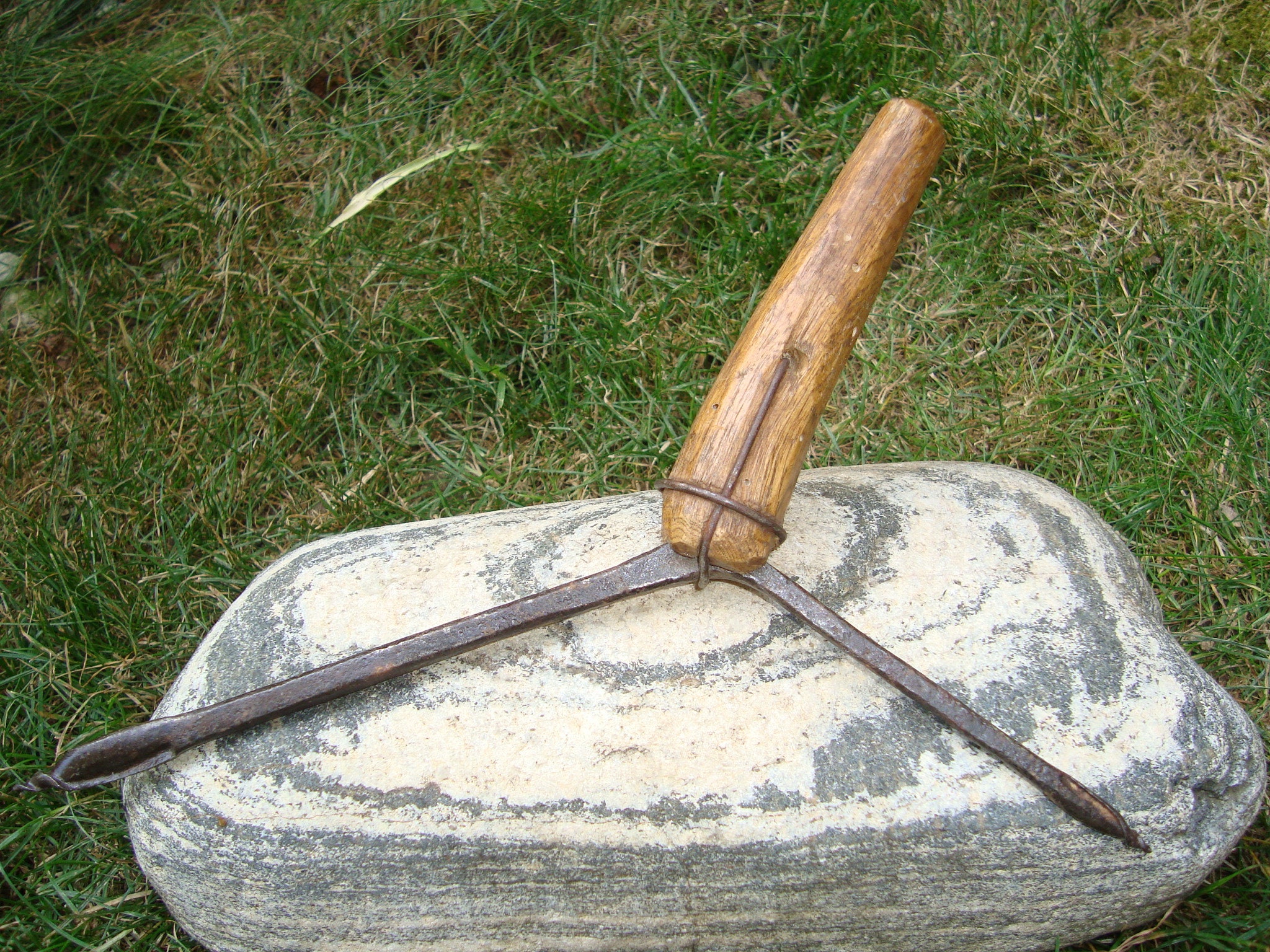 Utensili per la foratura di fori vintage, decorazioni rurali, utensili per la lavorazione del legno, utensili primitivi, utensili arrugginiti, utensil