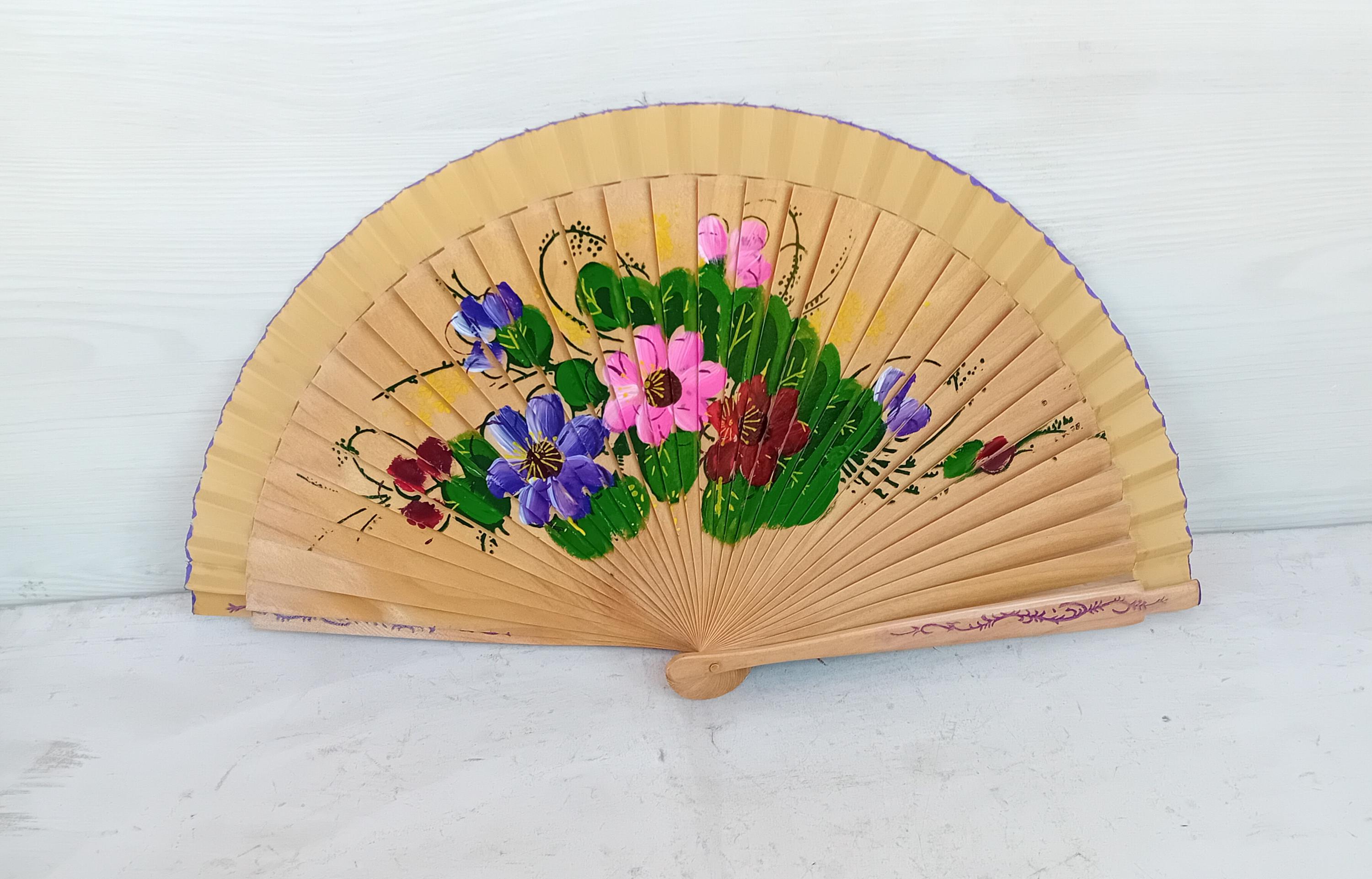 花柄デザイン 木製扇子 花柄の木製扇子 – エレガントで機能的なアート、ギフト、コレクター