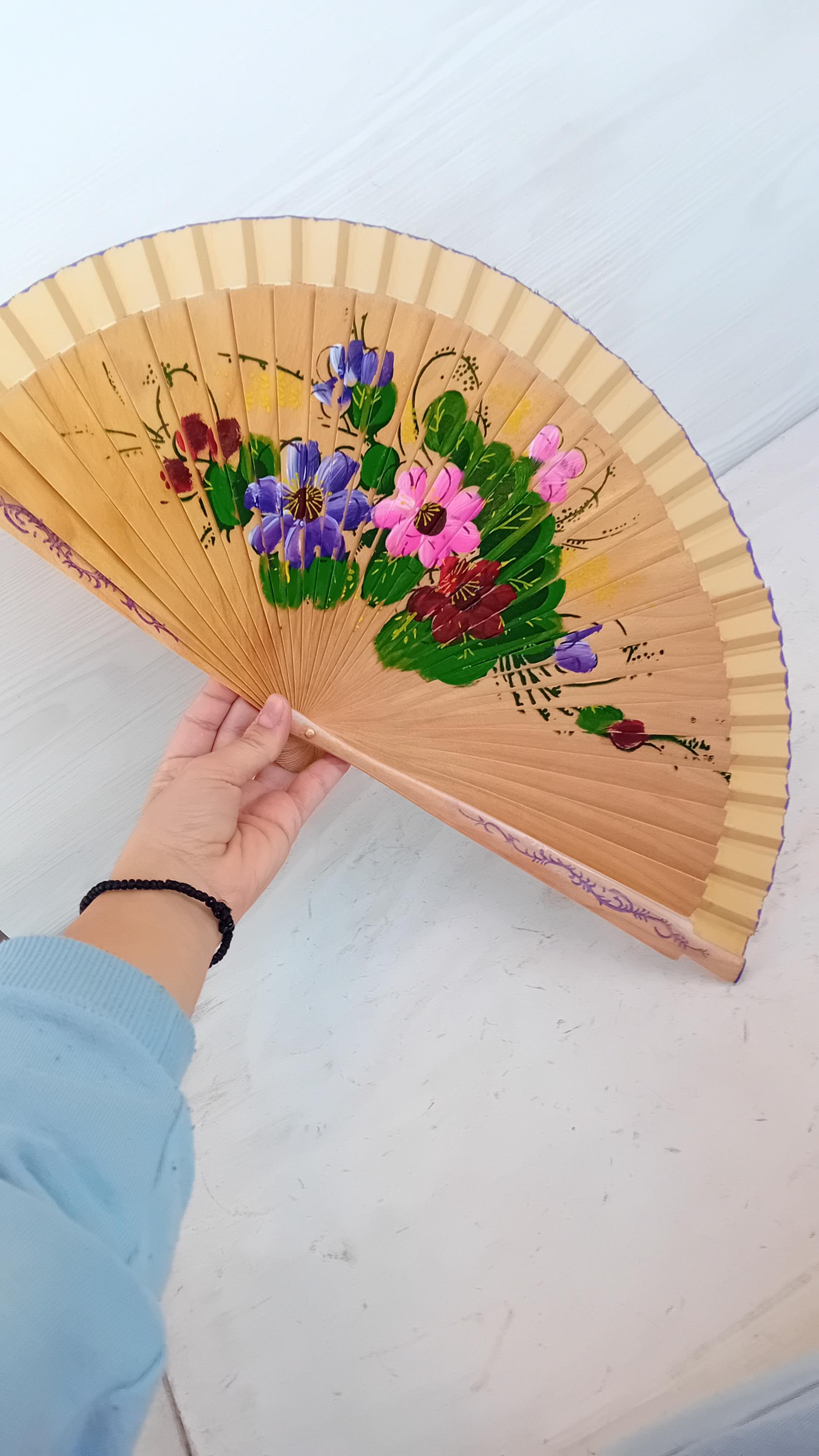 花柄デザイン 木製扇子 花柄の木製扇子 – エレガントで機能的なアート、ギフト