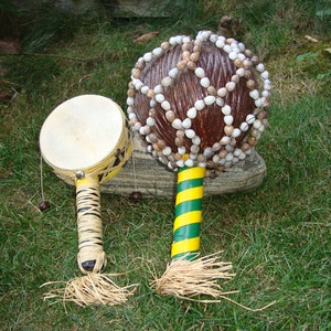 Vintage Leder und Holz Tribal Spin Drum, Rassel, Shaker, Seed Pod Beaters, Handarbeit, Vintage Maracas, 2er Set