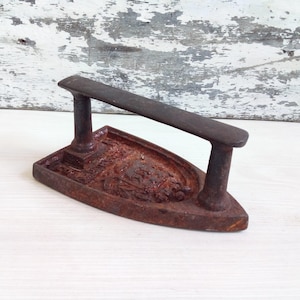 Vintage Cast Iron Clothes Iron – Antique Rustic Decor – Primitive Laundry Collectible