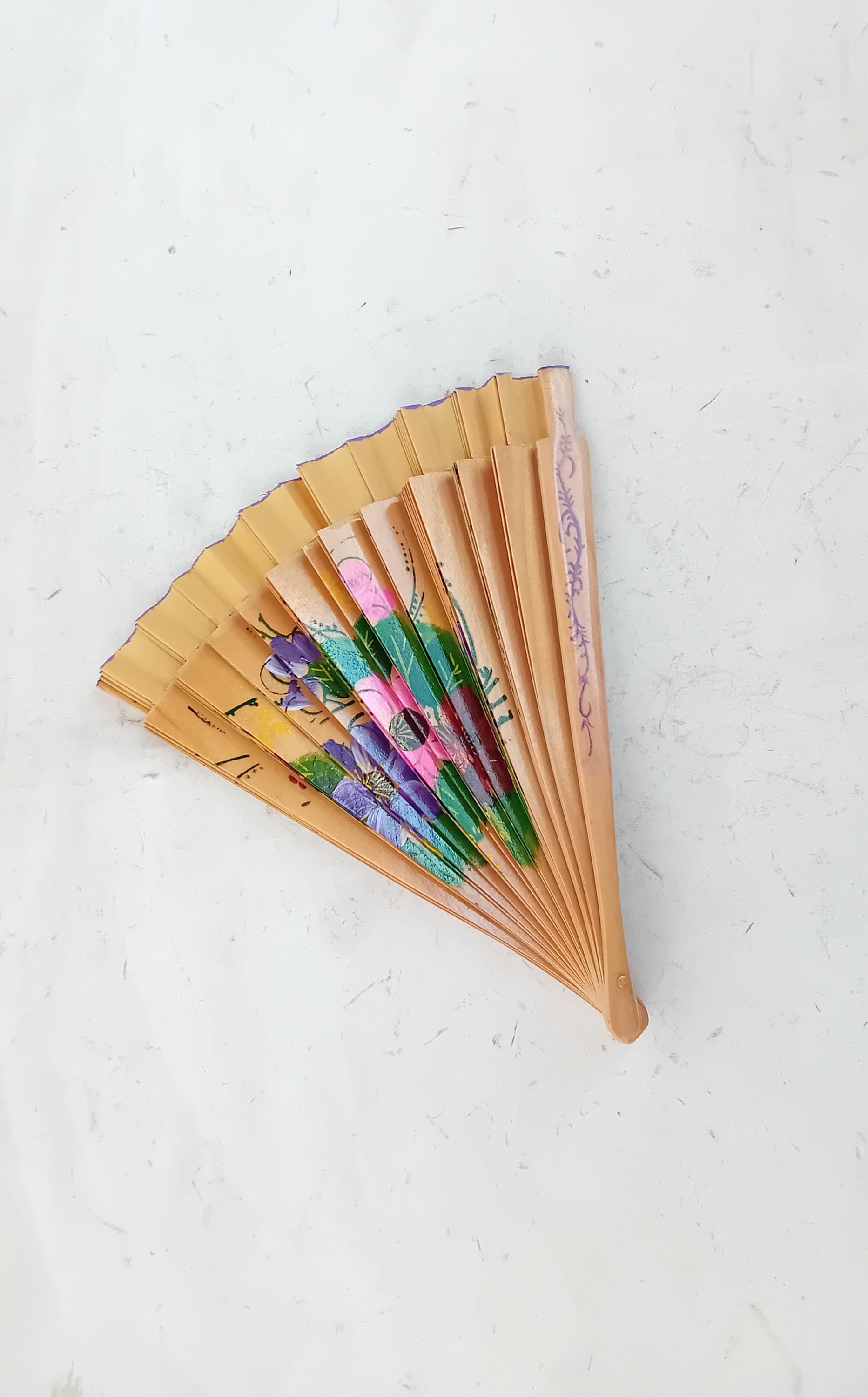 花柄の木製扇子 – エレガントで機能的なアート、ギフト、コレクター