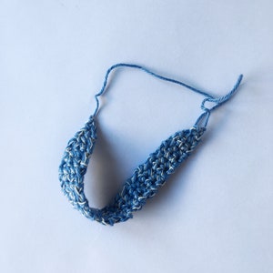 K&ouml;nnte beinhalten: Ein blaues und wei&szlig;es geh&auml;keltes Stirnband mit einem einfachen Design.
