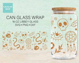 Puede incluir: Un tarro de vidrio de 473 ml con tapa dorada y un diseño de varios símbolos místicos, incluyendo ojos, serpientes, calaveras, atrapasueños y plumas. El texto "CAN GLASS WRAP" y "16 OZ LIBBEY GLASS" está impreso en la imagen.