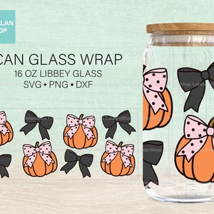 Op de afbeelding: Een heldere glazen can wrap met een houten deksel, met oranje pompoenen met roze stippen strikken en zwarte strikken. De tekst "CAN GLASS WRAP" en "16 OZ LIBBEY GLASS" is zichtbaar.
