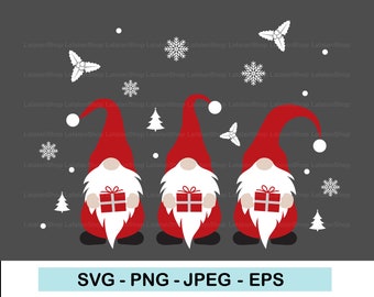 Könnte beinhalten: Drei rote und weiße Gnome, die rote Geschenkboxen mit weißen Schleifen halten. Die Gnome stehen auf einem grauen Hintergrund mit weißen Schneeflocken und Stechpalmenblättern.