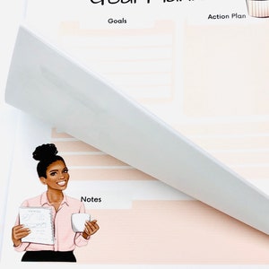 Peut inclure: Un planificateur de buts avec un fond rose et blanc. Le planificateur comporte des sections pour les objectifs, le plan d'action et les notes. Une illustration d'une femme tenant une tasse de caf&eacute; et un carnet est dans le coin inf&eacute;rieur gauche.