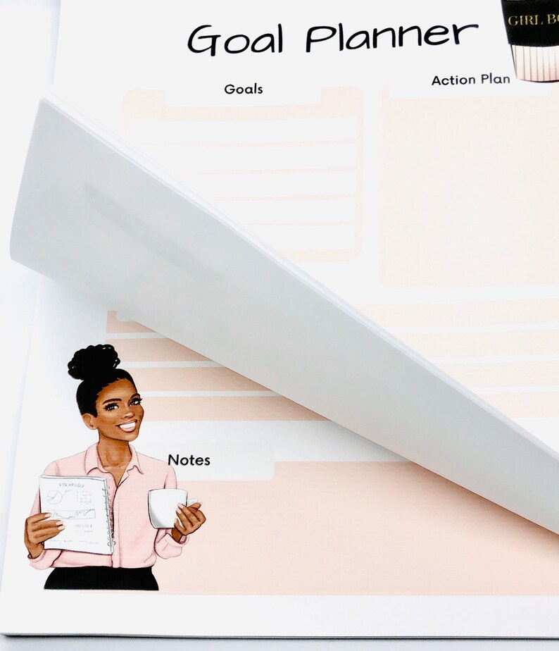 Peut inclure: Un planificateur de buts avec un fond rose et blanc. Le planificateur comporte des sections pour les objectifs, le plan d'action et les notes. Une illustration d'une femme tenant une tasse de caf&eacute; et un carnet est dans le coin inf&eacute;rieur gauche.