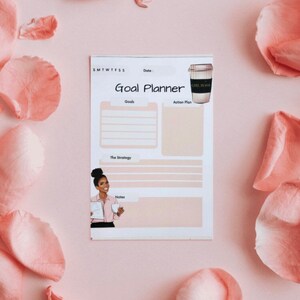 Peut inclure: Un planificateur de buts imprimable avec un fond rose. Le planificateur comprend des sections pour les objectifs, le plan d'action, la strat&eacute;gie et les notes. Il y a une illustration de dessin anim&eacute; d'une femme tenant une tasse de caf&eacute;. Le texte "Goal Planner" est en haut de la page.