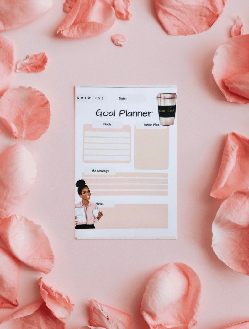 Peut inclure: Un planificateur de buts imprimable avec un fond rose. Le planificateur comprend des sections pour les objectifs, le plan d'action, la strat&eacute;gie et les notes. Il y a une illustration de dessin anim&eacute; d'une femme tenant une tasse de caf&eacute;. Le texte "Goal Planner" est en haut de la page.