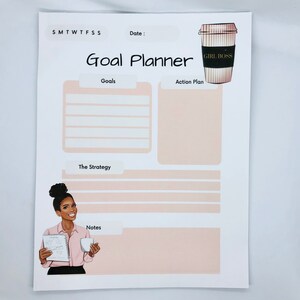 Peut inclure: Un planificateur d'objectifs imprimable avec un sch&eacute;ma de couleurs rose et blanc. Le planificateur comprend des sections pour les objectifs, le plan d'action, la strat&eacute;gie et les notes. Il pr&eacute;sente &eacute;galement une illustration de dessin anim&eacute; d'une femme tenant une tasse de caf&eacute; et un carnet. Le texte "Girl Boss" est imprim&eacute; sur une tasse de caf&eacute; dans le coin sup&eacute;rieur droit.