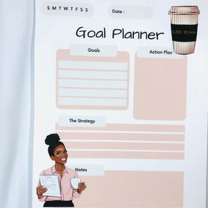 Peut inclure: Un planificateur d'objectifs imprimable avec un fond rose et une tasse de caf&eacute; noire et dor&eacute;e avec le texte "Girl Boss" dessus. Le planificateur comprend des sections pour les objectifs, le plan d'action, la strat&eacute;gie et les notes.