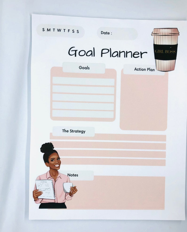 Peut inclure: Un planificateur d'objectifs imprimable avec un fond rose et une tasse de caf&eacute; noire et dor&eacute;e avec le texte "Girl Boss" dessus. Le planificateur comprend des sections pour les objectifs, le plan d'action, la strat&eacute;gie et les notes.