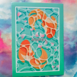 Puede incluir: Una postal con un borde turquesa y un fondo azul claro que presenta dos peces dorados naranja nadando en un estanque con p&eacute;talos de flores rosas. El texto japon&eacute;s en la postal dice "鯉のぼり".
