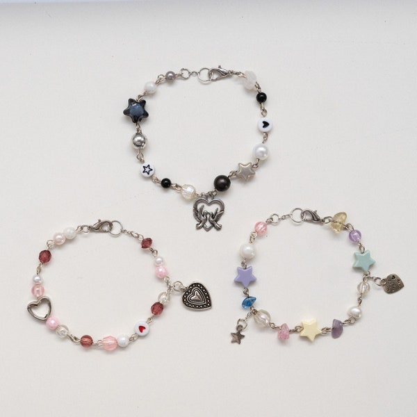 Bracelets perlés esthétiques, 3 variations, bracelets avec breloques, pastel noir rose, breloque étoile, breloque coeur, chaîne et maillon