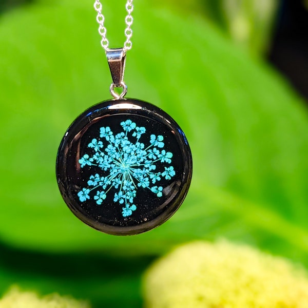 Flora noir resin necklace with flowers