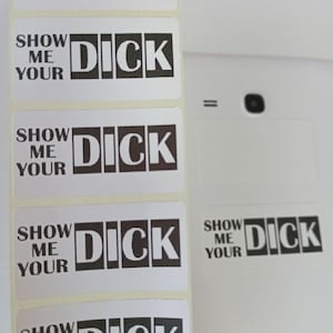 Puede incluir: Una hoja de pegatinas blancas con el texto "SHOW ME YOUR DICK" en negrita, en negro. La palabra "DICK" está en un cuadro rectangular. Las pegatinas están sobre un fondo blanco.