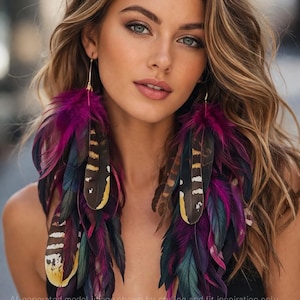 Puede incluir: Pendientes largos colgantes de plumas en tonos morado, verde azulado y marrón. Los pendientes tienen ganchos dorados y están hechos de múltiples plumas. El texto de la imagen dice: "Imagen de modelo generada por IA..."