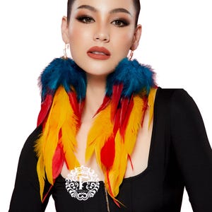 Ręcznie robione dwukolorowe wiszące kolczyki z piórami: biżuteria w stylu boho