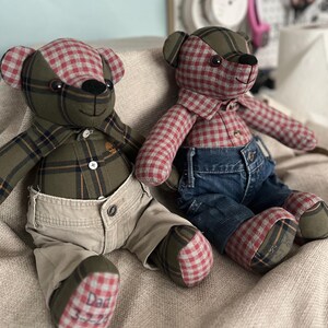 Op de afbeelding: Twee handgemaakte teddyberen gemaakt van geruite stof. De linkerbeer draagt een groen geruit overhemd en een beige broek, met 'Dad 3-7-22' op de voet geborduurd. De rechterbeer draagt een rood geruit overhemd en een blauwe spijkerbroek.
