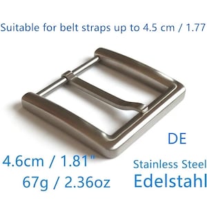 Pode incluir: Uma fivela de cinto de aço inoxidável prateado com uma estrutura quadrada e um pino central. O texto na imagem diz: Suitable for belt straps up to 4.5 cm / 1.77", 4.6cm / 1.81", 67g / 2.36oz, DE, Stainless Steel, Edelstahl.