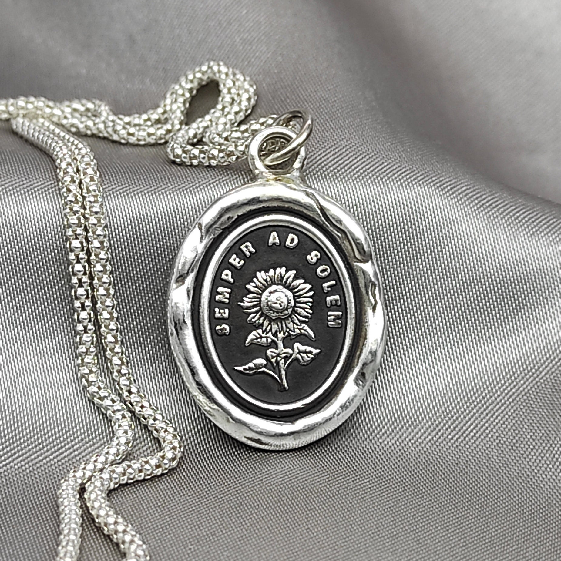 Collier pendentif tournesol et bourdon