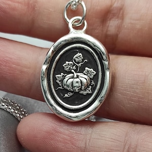 Naszyjnik z pieczęcią lakową „Zbiory Dyni”: ręcznie robiony talizman ze srebra litego, wzór Liliane Ting