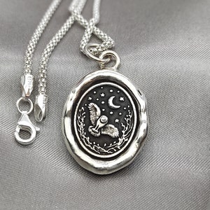 Handgjort halsband i massivt silver med vaxsigill och uggla: Celestial Talisman-hänge, design av Liliane Ting