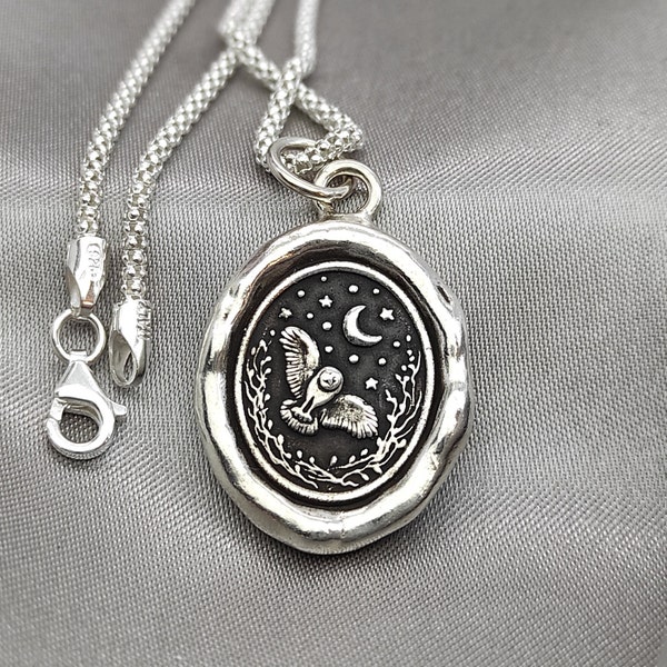 Collar con sello de cera de búho de plata maciza hecho a mano: colgante talismán celestial, diseño de Liliane Ting.