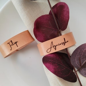 Anelli per tovaglioli in pelle con personalizzazione incisa / Porta tovaglioli personalizzati con nomi / Decorazione da tavolo per matrimoni / Bracciali tovaglioli