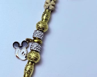 Llavero dorado inspirado en Disney: llavero de Mickey Mouse con cuentas brillantes y detalle de trébol, accesorio para bolso hecho a mano, regalo de Disney para ella.