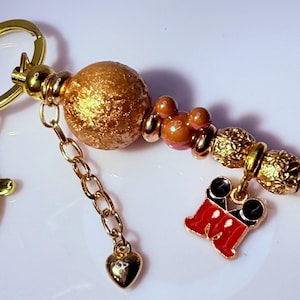 Gold Micky Maus Perlen Schlüsselanhänger - Roter M Anhänger, Disney-inspirierter Taschenanhänger, Goldbeschläge Schlüsselring, handgemachtes Geschenk für Disney-Liebhaber
