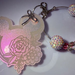 Pink Iridescent Mickey Floral Keychain – Engraved Flower Design with Dangling Minnie Mouse Charm, Disney-Inspired Acrylic Bag Charm