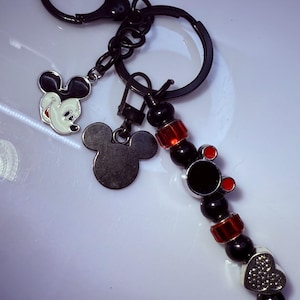 Schwarzer Micky Maus Anhänger Schlüsselanhänger - Rot & Schwarz Perlen Strang, mehrere Disney Charms, handgefertigtes Disney Taschenzubehör