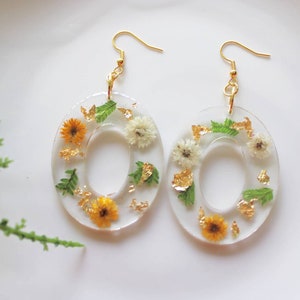 Boucles d'oreilles florales de printemps Boucles d'oreilles pendantes esthétiques, cadeau pour elle, boucles d'oreilles tournesol, bijoux en résine, cadeau de fête des mères image 5