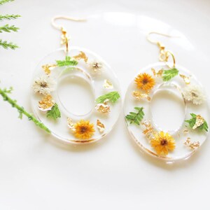 Boucles d'oreilles florales de printemps Boucles d'oreilles pendantes esthétiques, cadeau pour elle, boucles d'oreilles tournesol, bijoux en résine, cadeau de fête des mères image 3