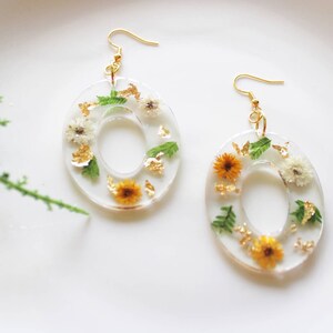 Boucles d'oreilles florales de printemps Boucles d'oreilles pendantes esthétiques, cadeau pour elle, boucles d'oreilles tournesol, bijoux en résine, cadeau de fête des mères image 4