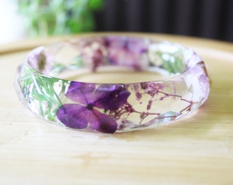 Bracelet fleur mauve - quelque chose de violet, jonc en résine, art floral pressé, bijoux en résine, cadeau fête des mères