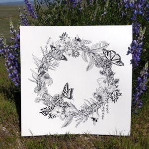 Peut inclure: Un dessin au trait noir et blanc d'une couronne de fleurs, de feuilles et de papillons. La couronne est circulaire et a un fond blanc.