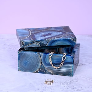 Sieradendoos blauwe Braziliaanse agaat, wit, wordt geleverd in geschenkdoos, tarotkristallen, zeldzame vondst, vintage interieur