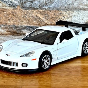 Chevrolet Corvette C6-R 2010 | Modèle réduit de voiture | Voiture miniature 1/36 | Modèle réduit de voiture à l'échelle 1/36 | modèle de voiture | Objet de collection en métal | Corvette