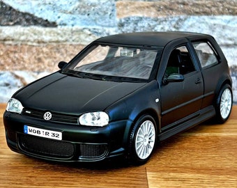 Volkswagen Golf 4 – 1:18 Diecast Model Car – Black – Opening Doors