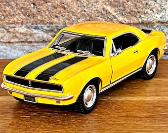 Chevrolet Camaro Z28 1967 | Samochód odlewany ciśnieniowo w skali 1/37 | Model samochodu w skali 1/37 | Model samochodu odlewanego ciśnieniowo w stylu vintage | Metalowy model samochodu | Przedmiot kolekcjonerski | Camaro