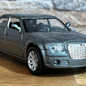 Chrysler 300C, modelo de carro, escala 1/32, item colecionável fundido 1/32, carro fundido 1:32, Chrysler