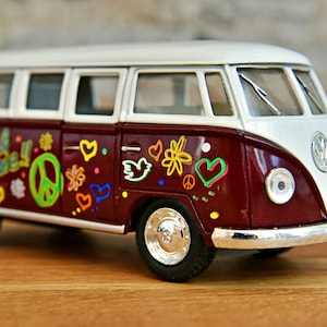 Volkswagen Klassisk Buss 1962, 1/32 diecast bil, skalenlig modellbil 1/32, vintage hippiebil 1/32, bilmodell i metall, samling, blomsterbarn
